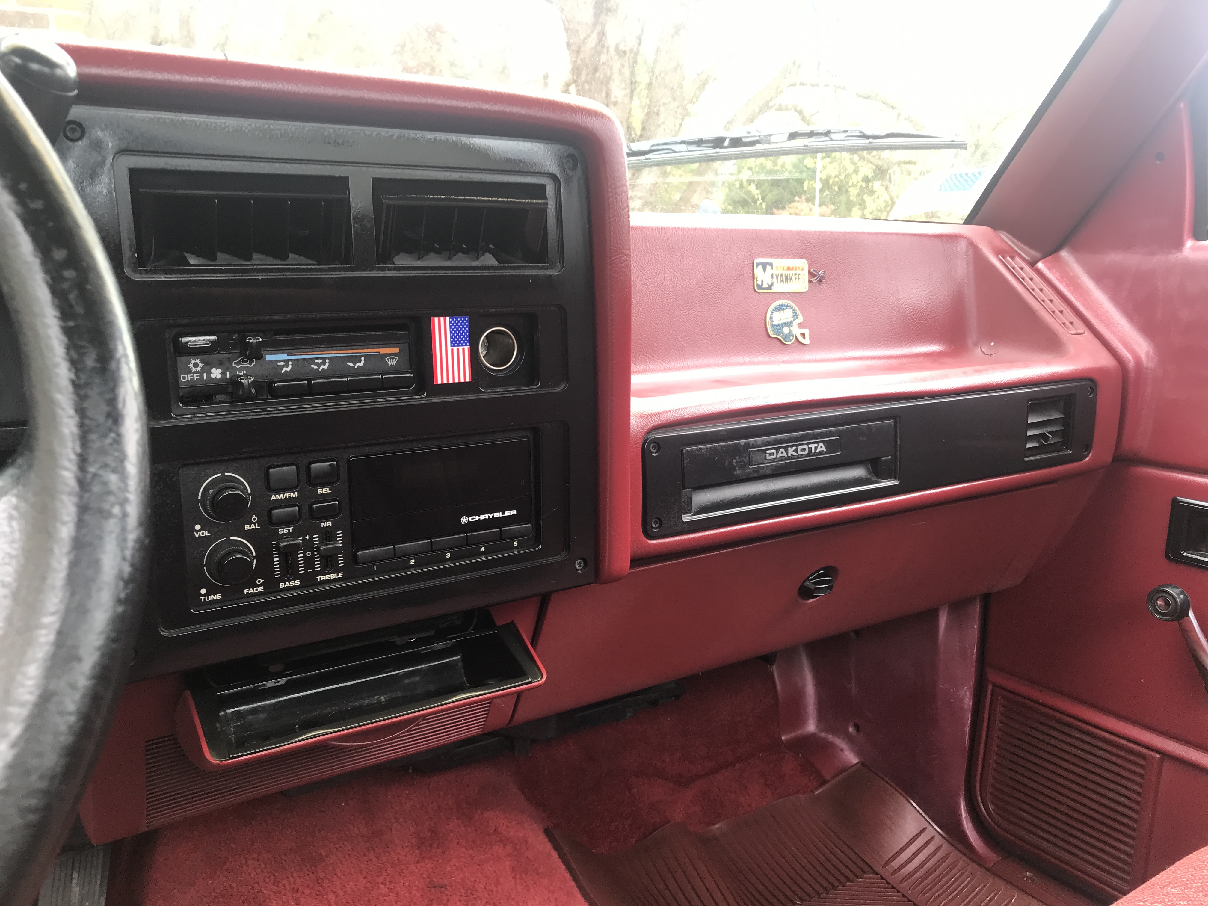 1991 Dodge Dakota Pickup ONE OWNER 117K 8 foot bed and roomy bench seating NICE — photo 15